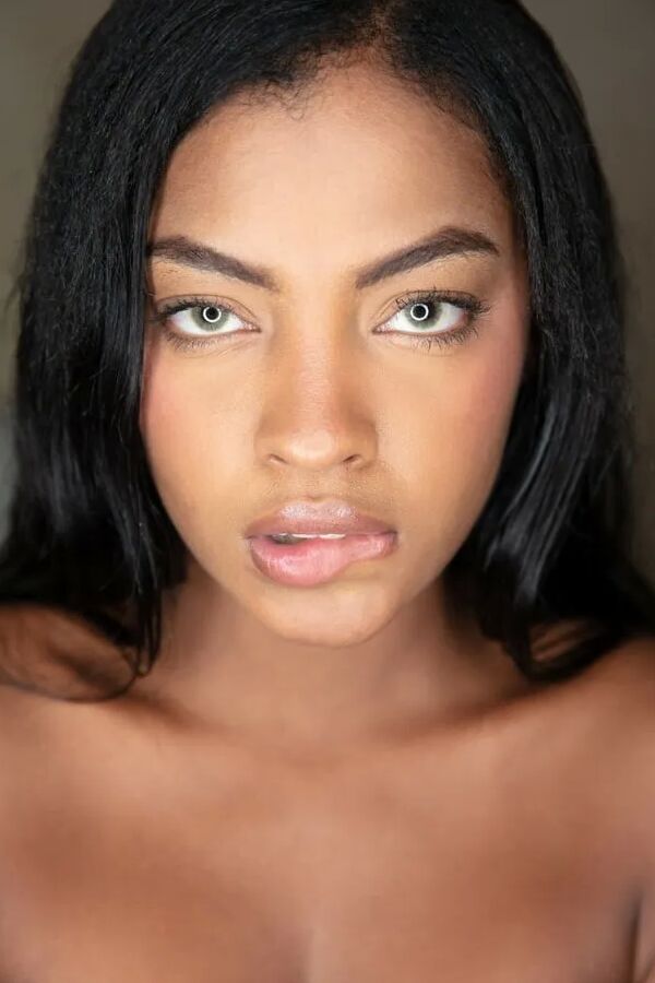 Sofi Vega: Sofi Close Up