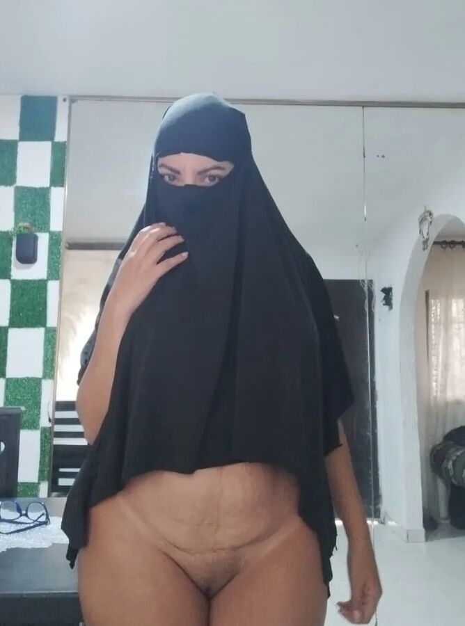Amateur MILF Arab In Niqab Gone Wild Showing Big Tits, Pussy