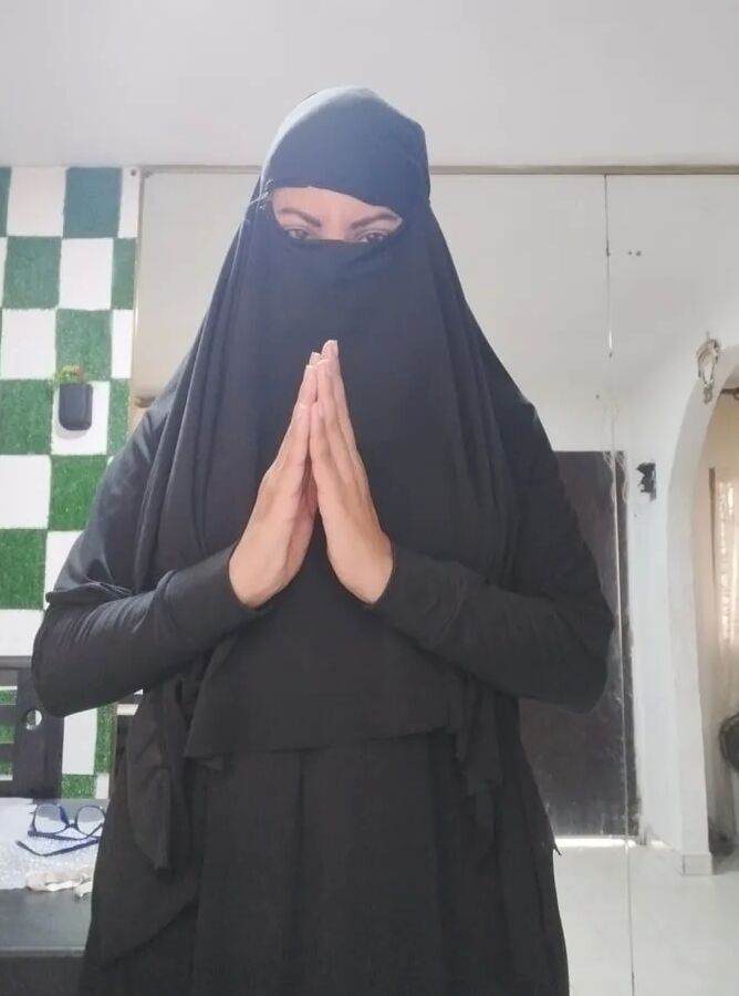 Amateur MILF Arab In Niqab Gone Wild Showing Big Tits, Pussy