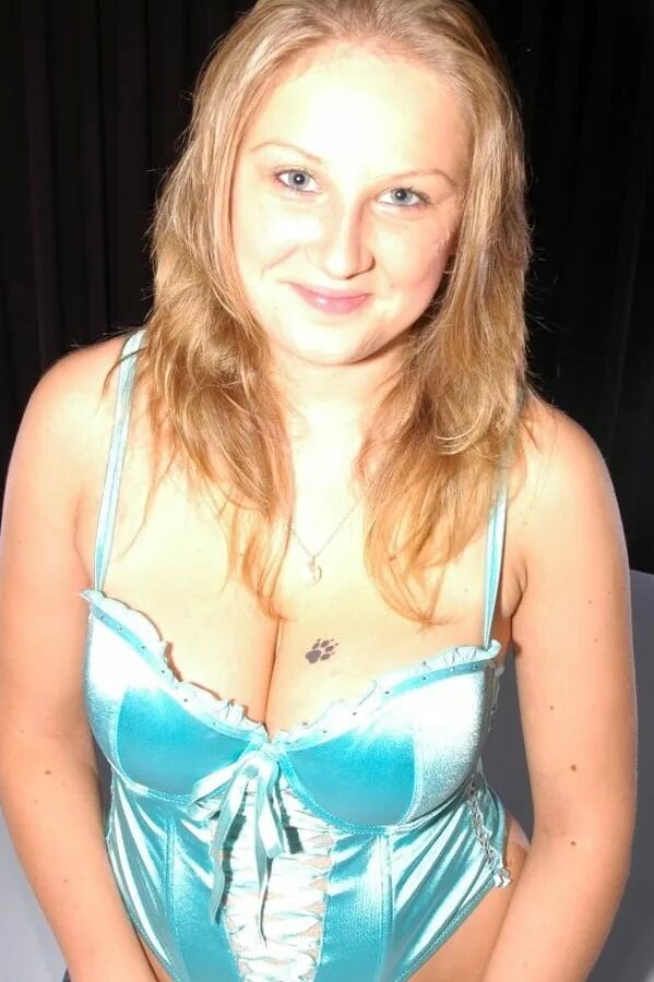 Photo shoot with blonde BBW Denisa