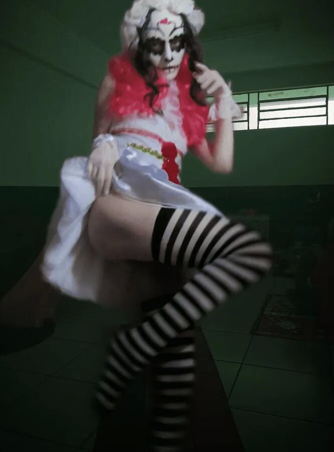 I'm a cute horny zombie girl