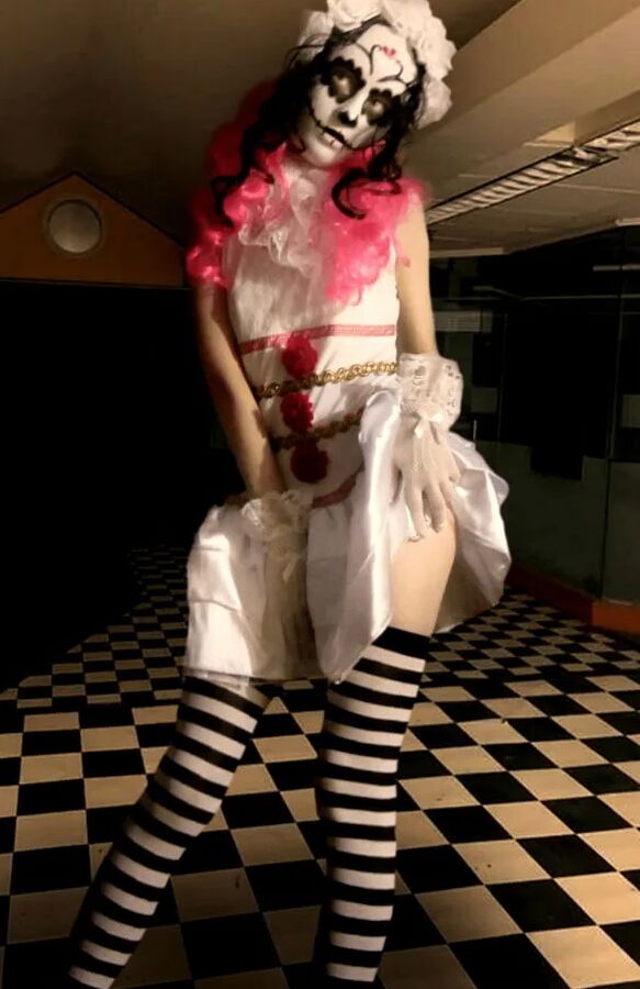 I'm a cute horny zombie girl