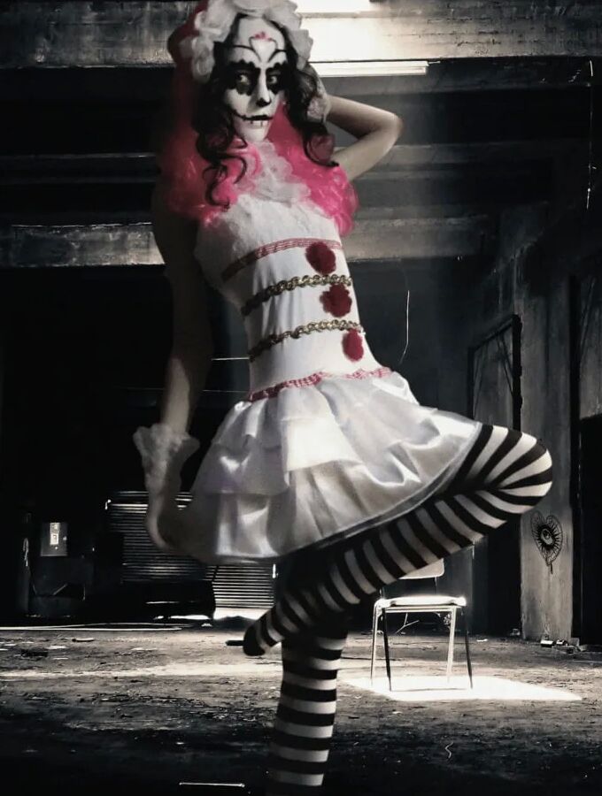 I'm a cute horny zombie girl
