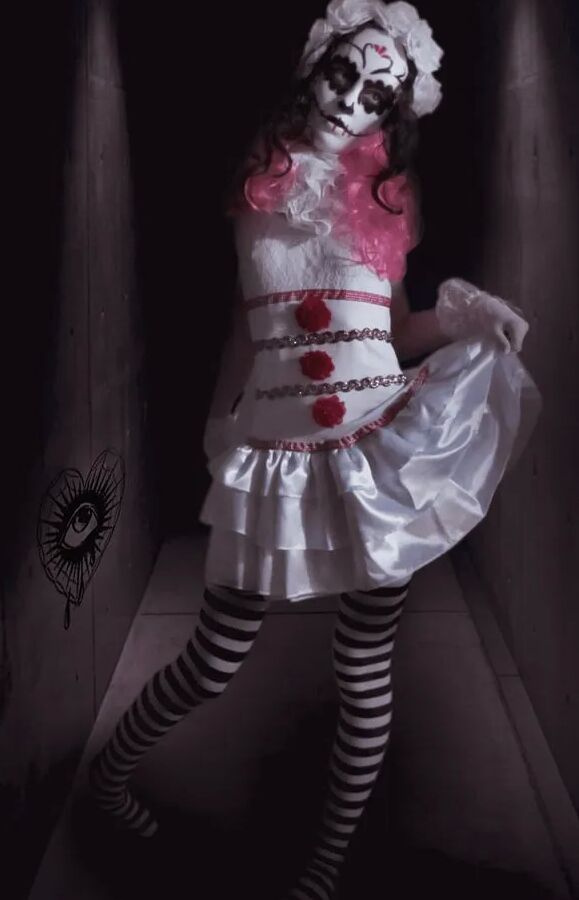 I'm a cute horny zombie girl