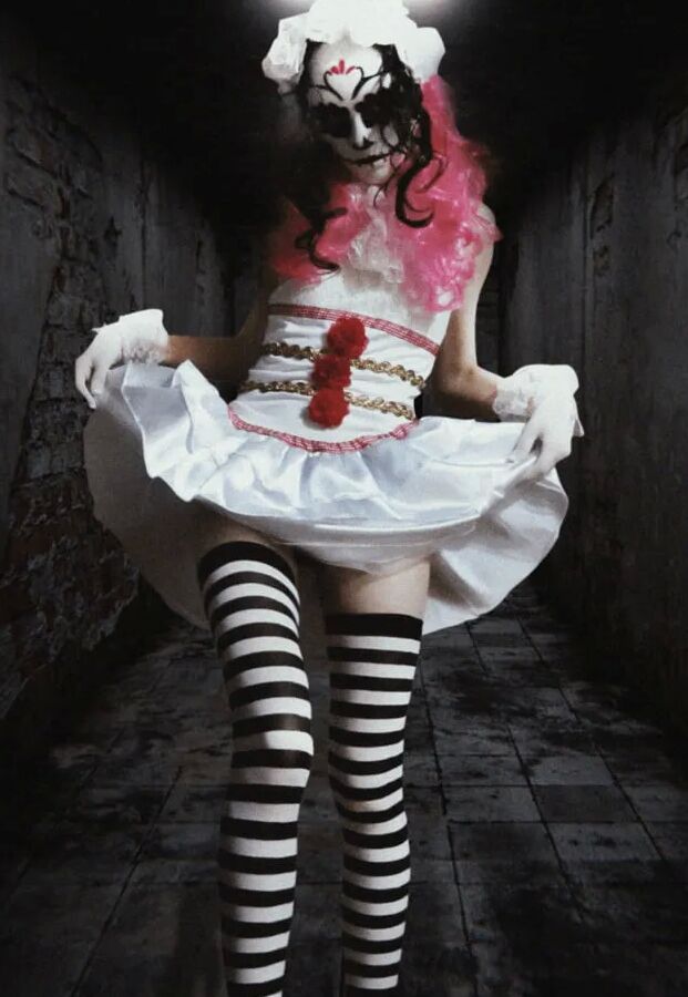 I'm a cute horny zombie girl