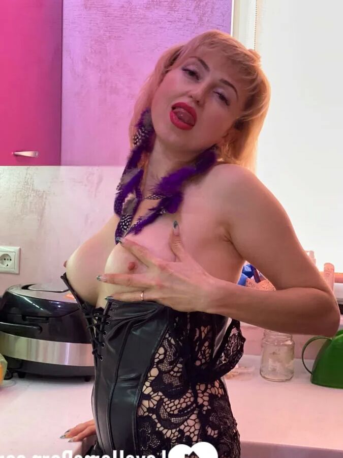 MILF next door seduces me with her tits