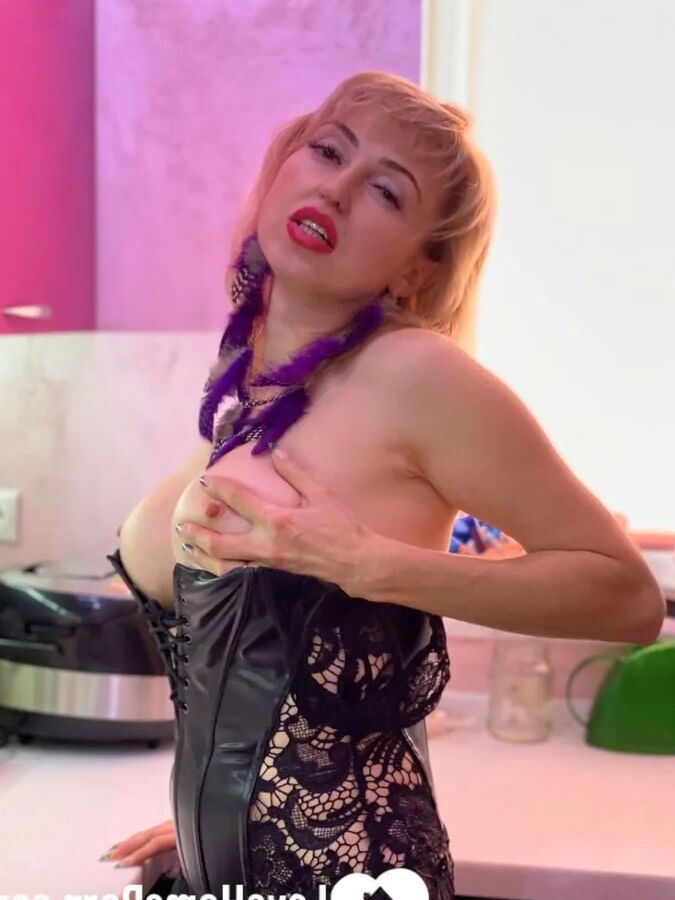 MILF next door seduces me with her tits
