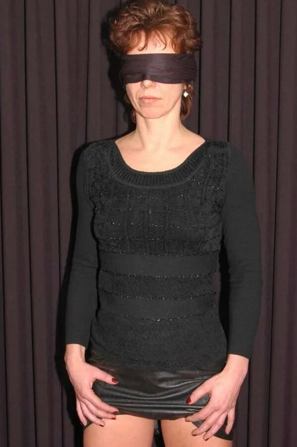 Photo shoot with the submissive MILF Angie blindfolded