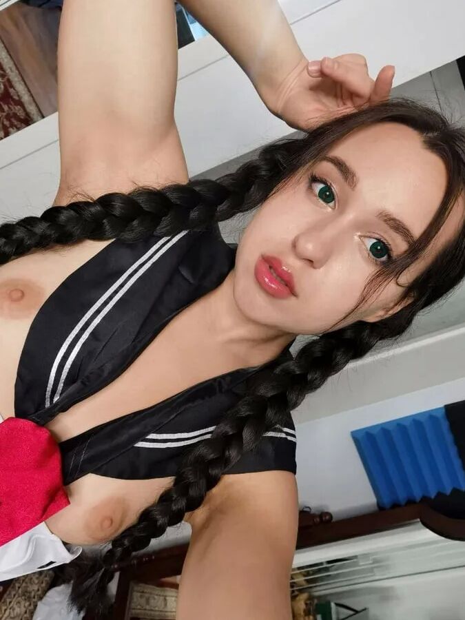 ¡Adolescente apenas legal vestida de colegiala! 