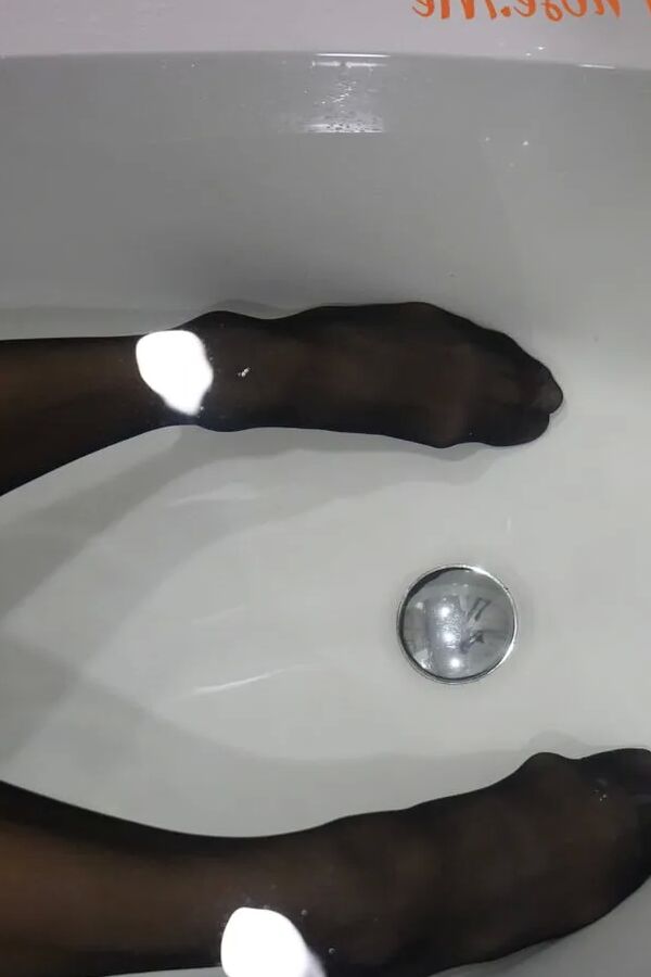 Mature Babe Iris in Bathtub Wearing Seamless Pantyhose