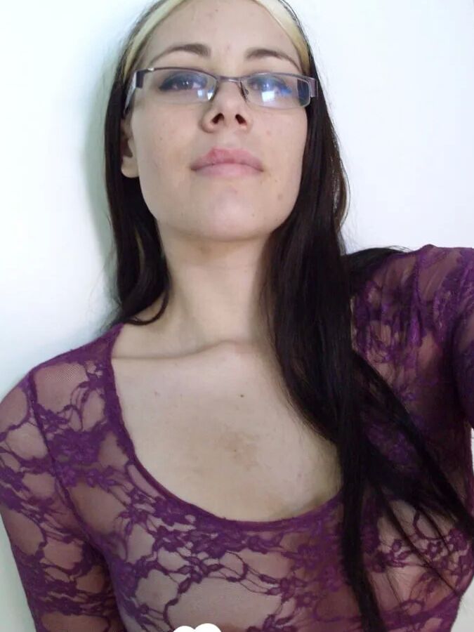 Nerdy chick spreads her legs before masturbating