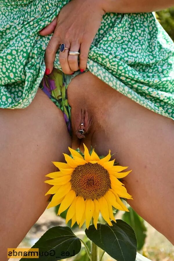 MILF Sexy outdoors in flowery underwear