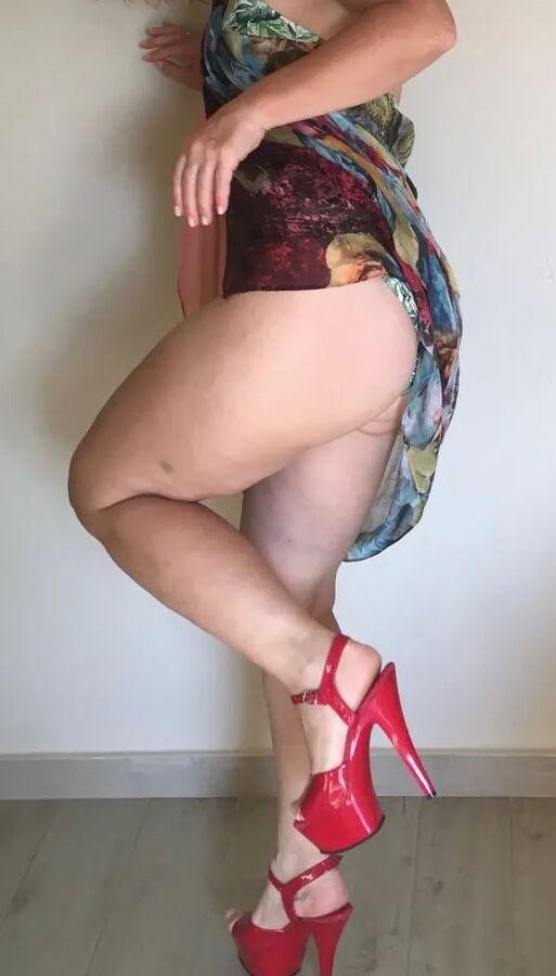 Naughty Sisi Likes Twist Ass..