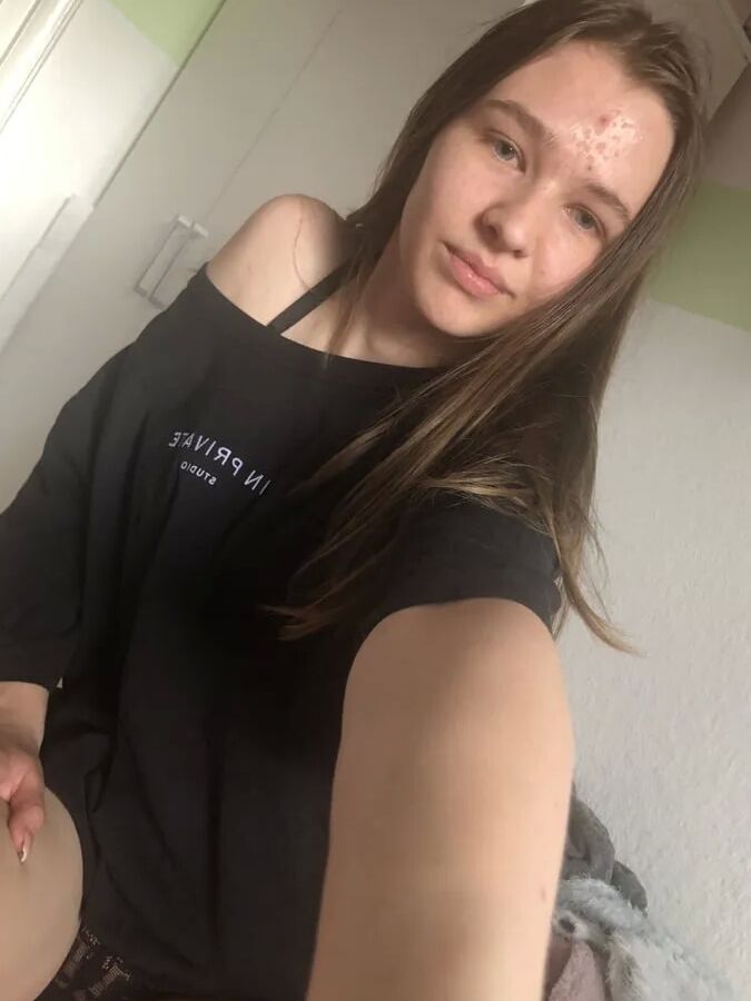 18yo skinny German Teen Girl, small tits, huge labia