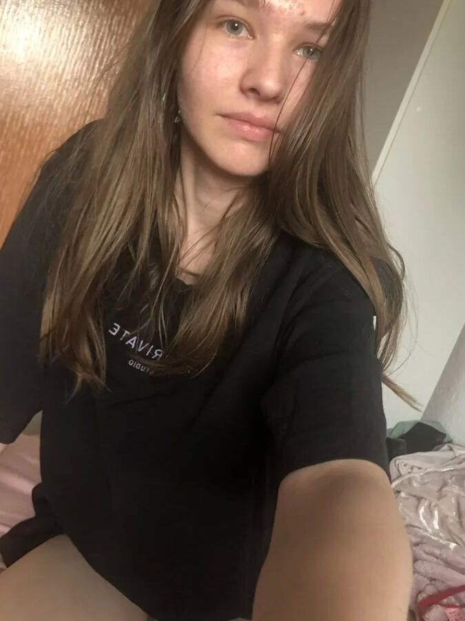 18yo skinny German Teen Girl, small tits, huge labia