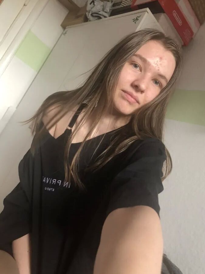 18yo skinny German Teen Girl, small tits, huge labia