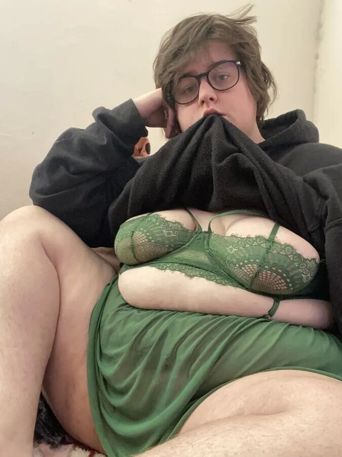 BBW in lingerie fingerfucks self