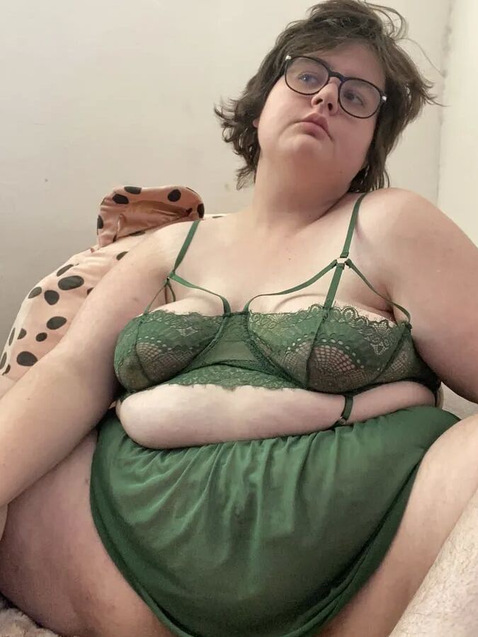 BBW in lingerie fingerfucks self