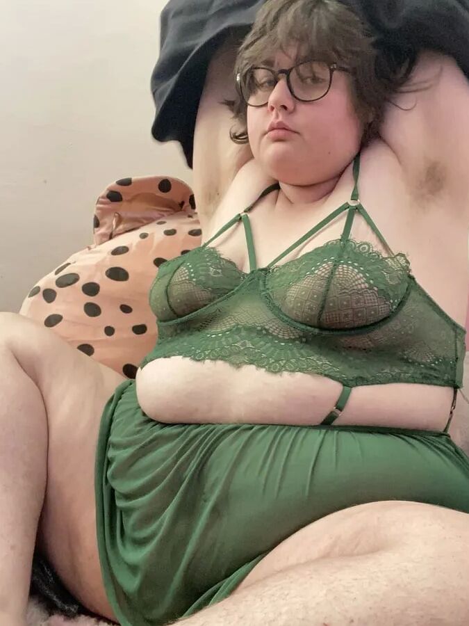 BBW in lingerie fingerfucks self