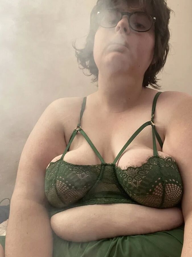 BBW in lingerie fingerfucks self