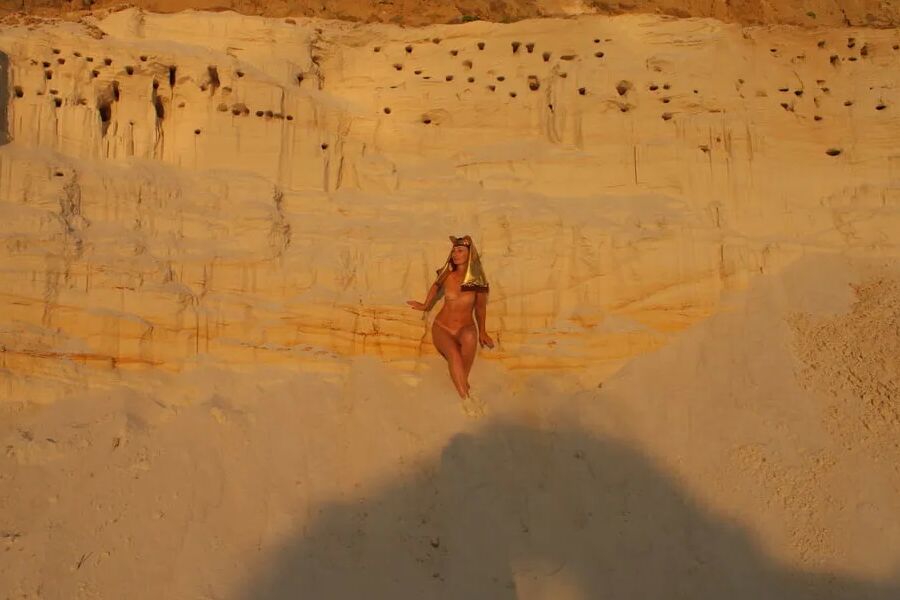Be naked on sunset lighting - All in Orange