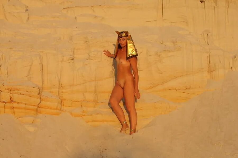 Be naked on sunset lighting - All in Orange