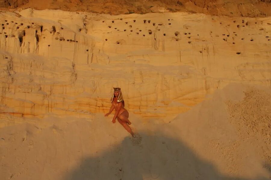 Be naked on sunset lighting - All in Orange