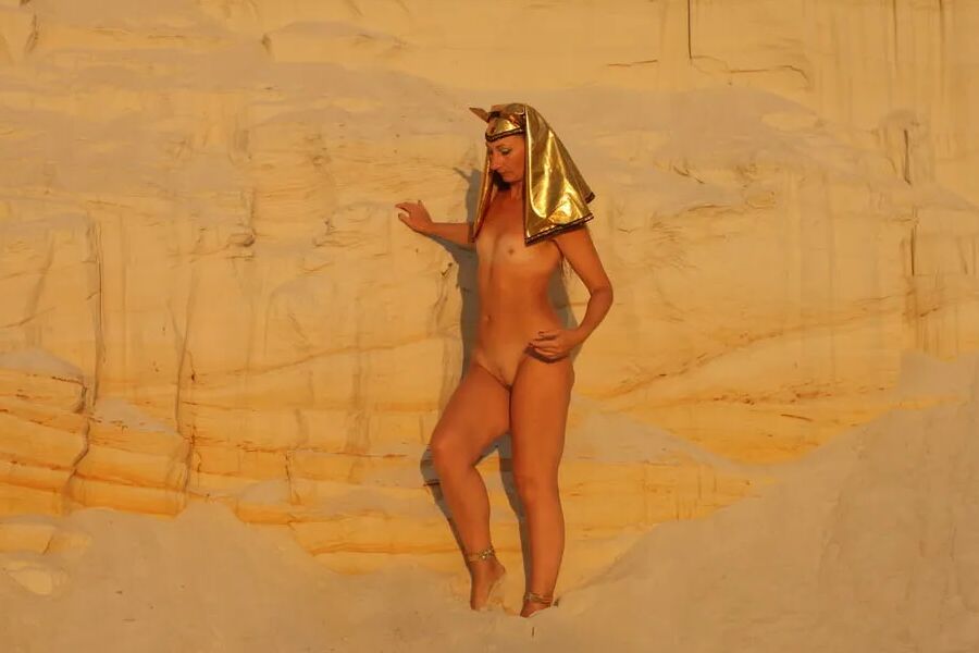 Be naked on sunset lighting - All in Orange
