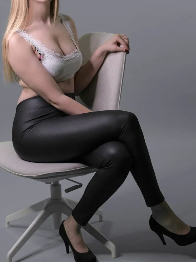 Girlfriend with perfect ass in tight leather leggings - clot