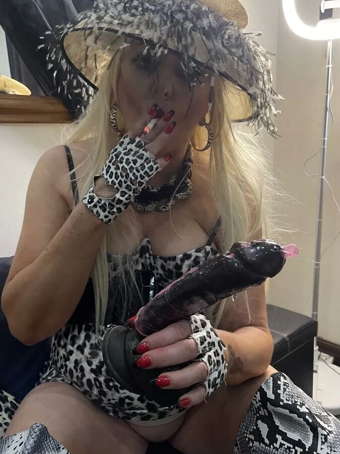 SLUT 594