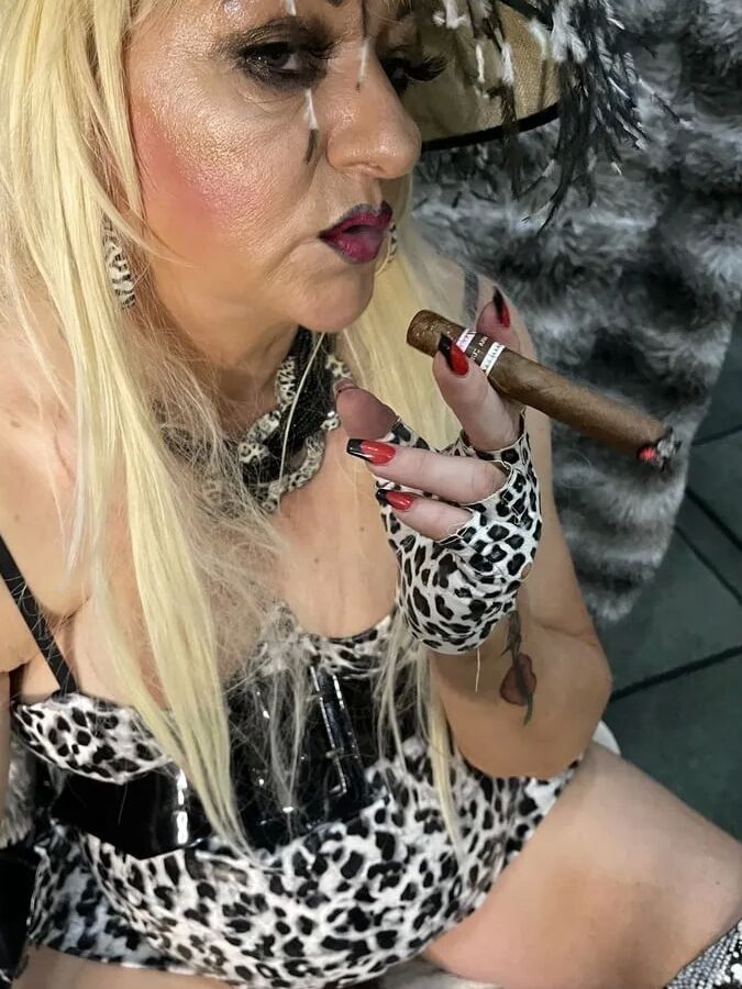 SLUT 594