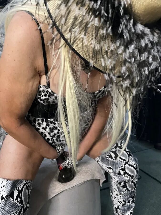 SLUT 594