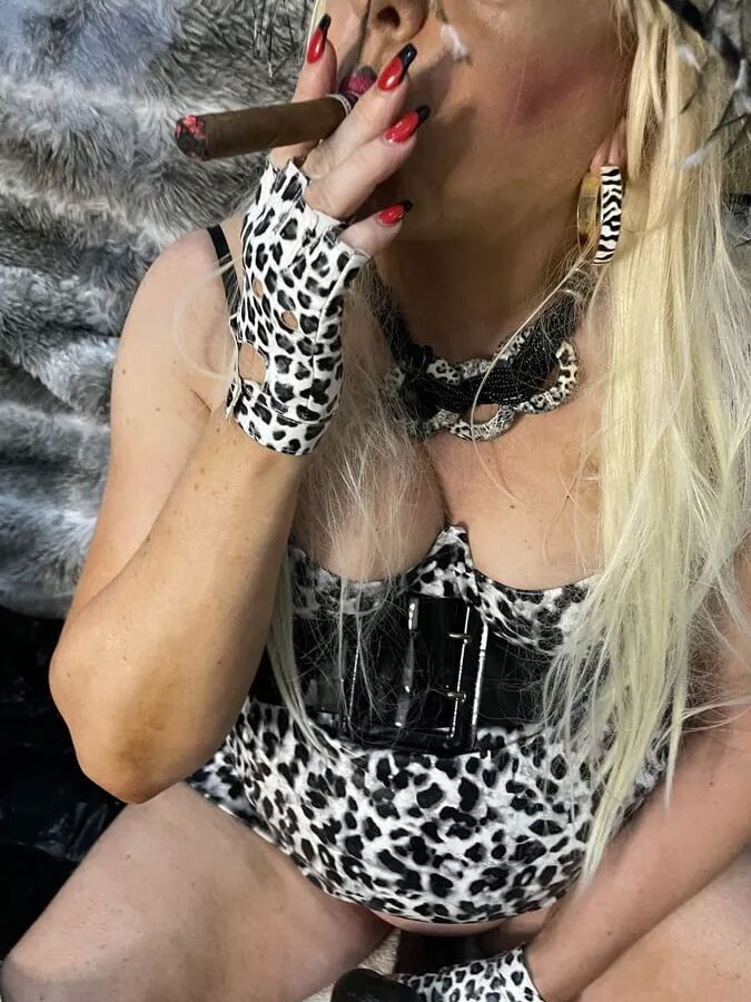 SLUT 594