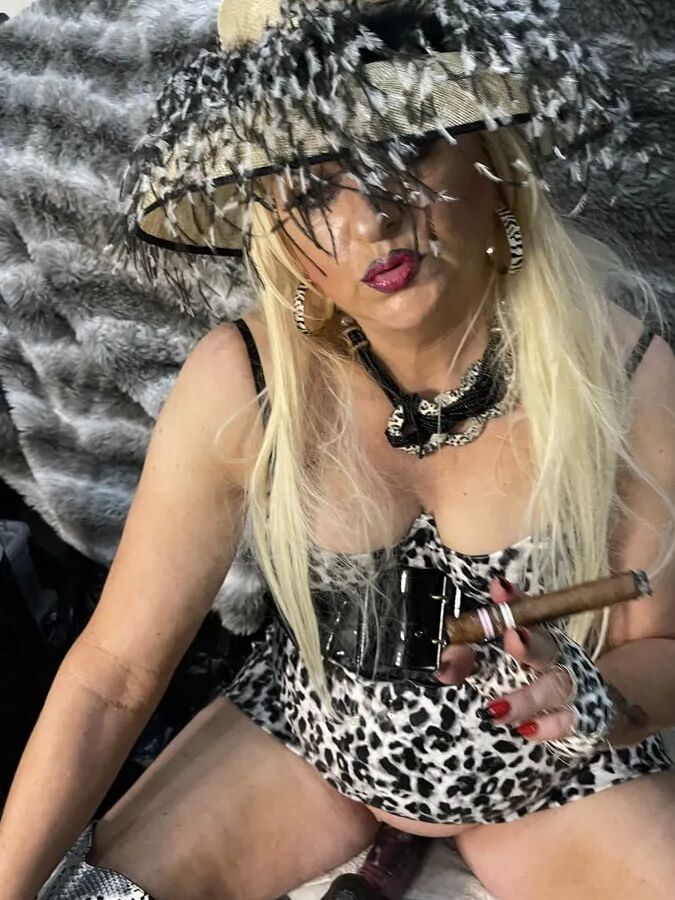 SLUT 594