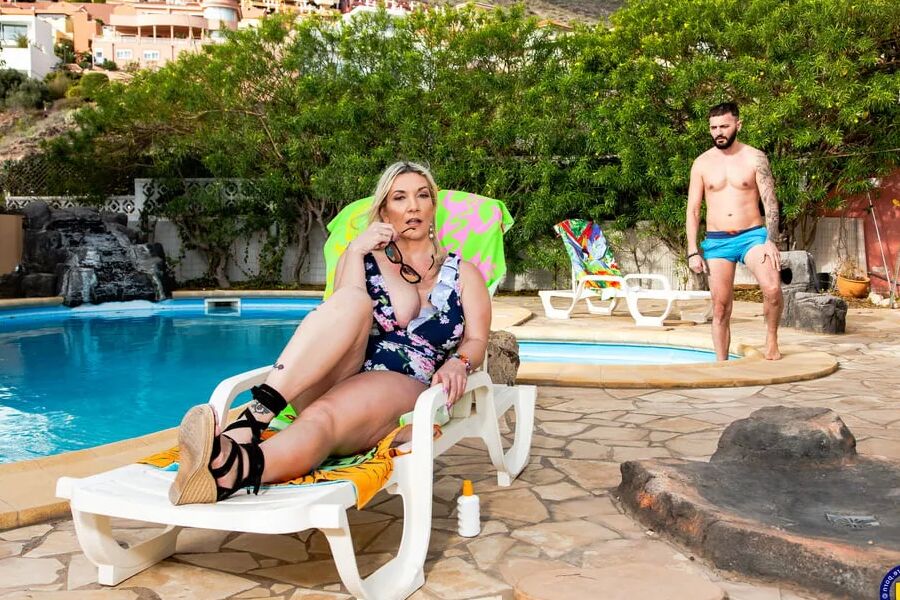 Mature MILF Sandy Big Boobs seduce lucky guy on vacation