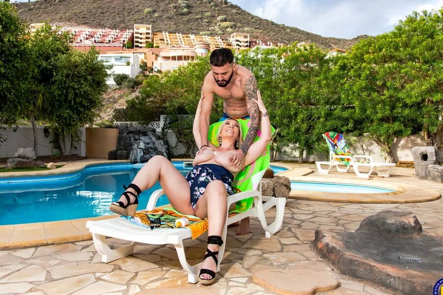 Mature MILF Sandy Big Boobs seduce lucky guy on vacation