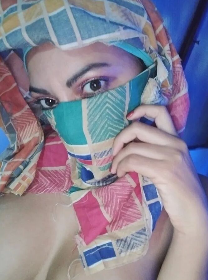 Real Horny Arab Wife In Hijab Nudes, pussy, naked selfies