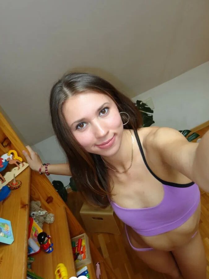 Hot pianist loves to pose completely naked
