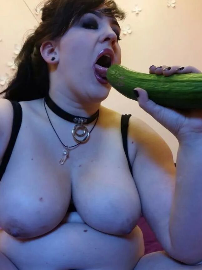 Chubby MILF Amy Leaf play with cock and food