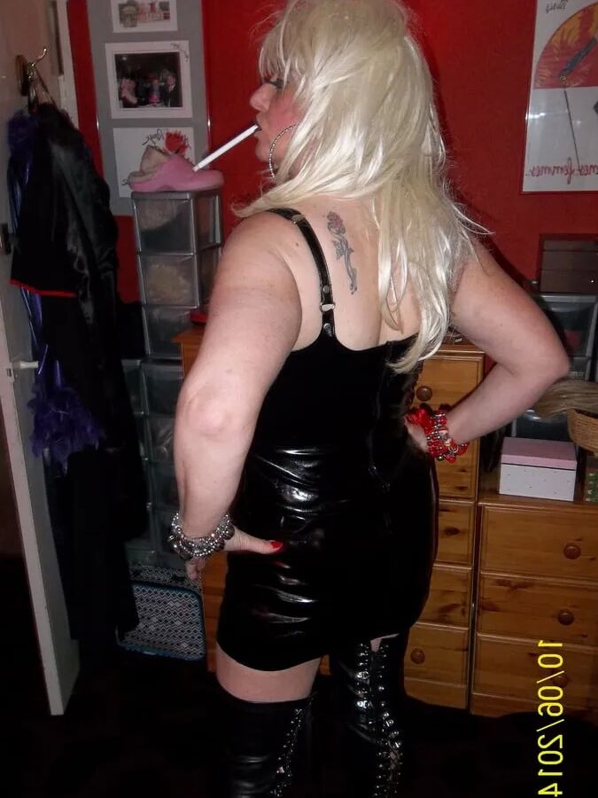 MISTRESS MORITZ SMOKES