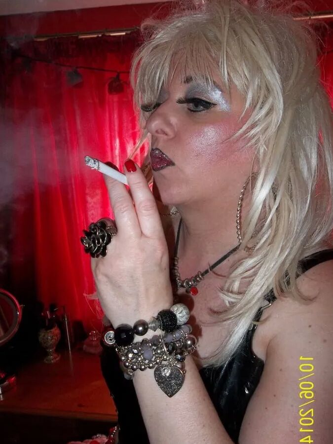 MISTRESS MORITZ SMOKES
