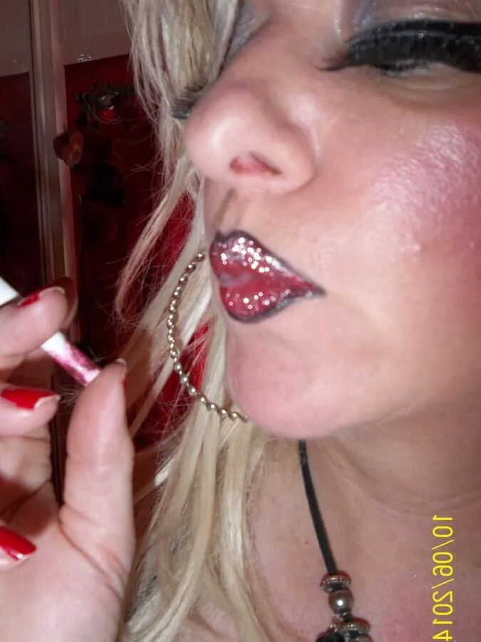 MISTRESS MORITZ SMOKES