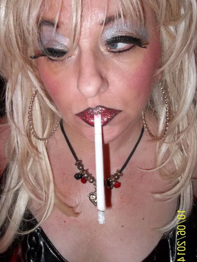 MISTRESS MORITZ SMOKES