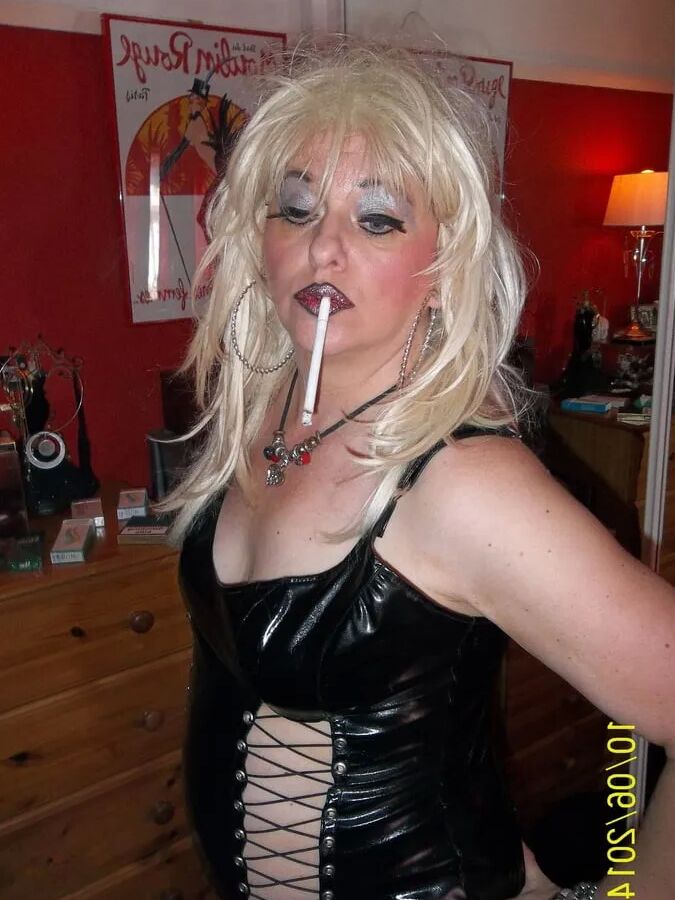 MISTRESS MORITZ SMOKES