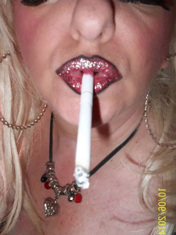 MISTRESS MORITZ SMOKES