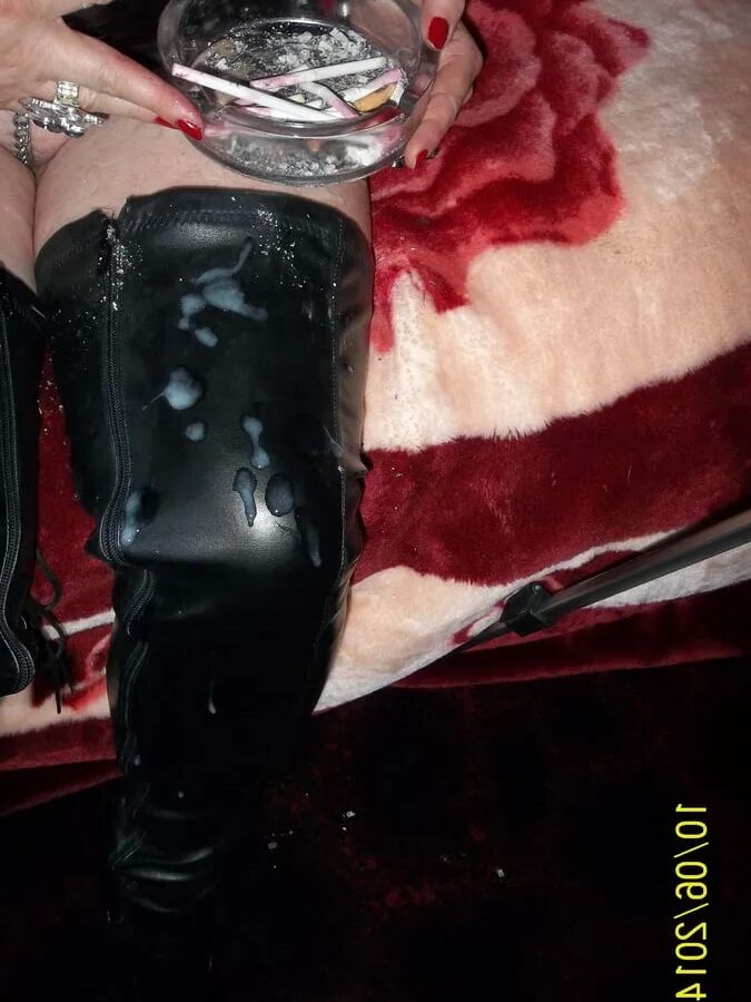 MISTRESS MORITZ SMOKES