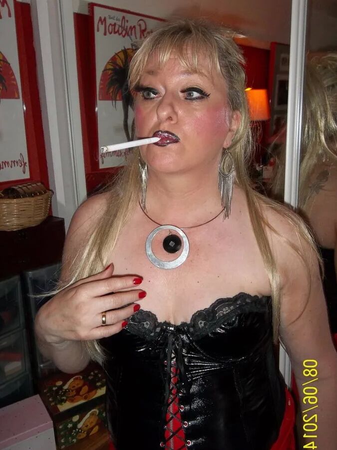 MISTRESS MORITZ SMOKES