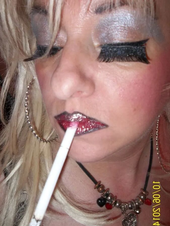 MISTRESS MORITZ SMOKES