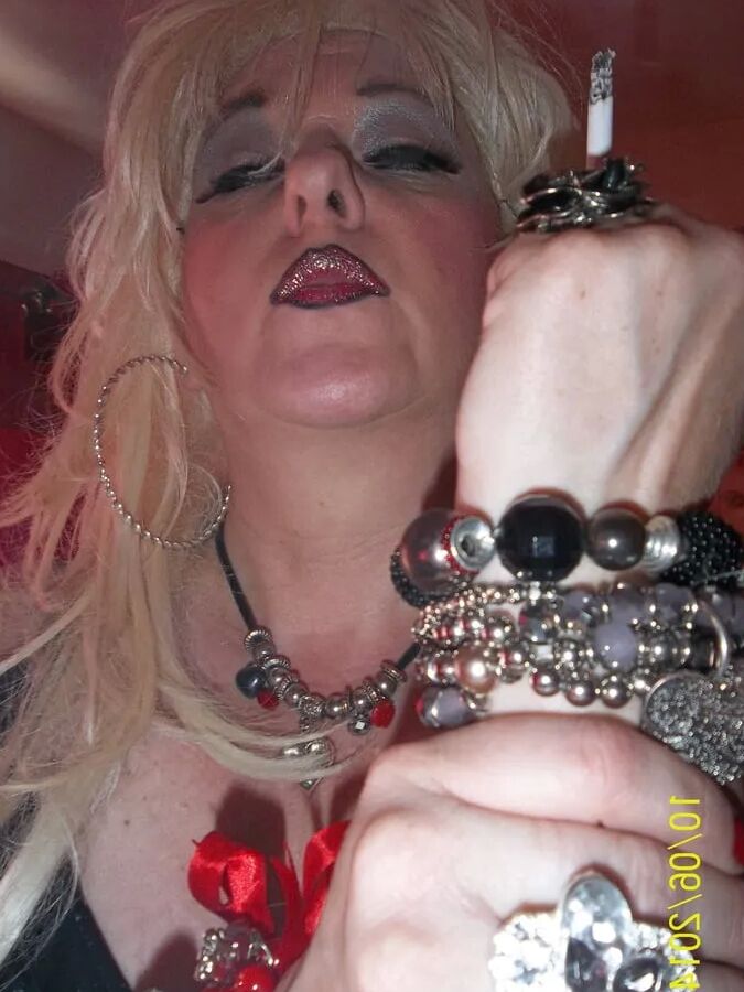 MISTRESS MORITZ SMOKES