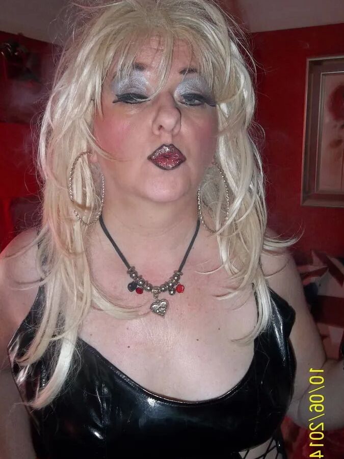 MISTRESS MORITZ SMOKES